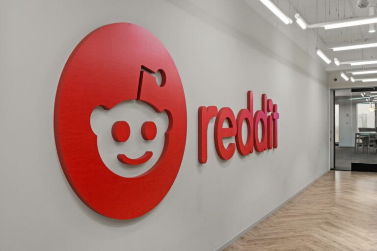 Le PDG de Reddit évoque les fonctionnalités de recherche IA et les subreddits payants