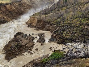 Une rivière boueuse.