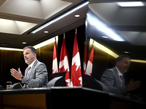 Le ministre de la Santé, Mark Holland, s'exprime à l'Amphithéâtre national de la presse à Ottawa, le mercredi 17 juillet 2024. Le ministre de la Santé, Mark Holland, devrait faire le point sur le programme de soins dentaires du gouvernement fédéral aujourd'hui.