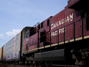 Les trains du Canadien Pacifique sont stationnés dans la gare principale de triage du CP Rail à Toronto, le 21 mars 2022.