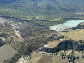 Un glissement de terrain le long de la rivière Chilcotin, près de Williams Lake, en Colombie-Britannique, est illustré sur cette photo distribuée le jeudi 1er août 2024. Le chef de la Première Nation de Williams Lake affirme qu'un glissement de terrain de débris qui a endigué la rivière Chilcotin, dans le centre de l'intérieur de la Colombie-Britannique, a presque doublé de taille depuis mercredi.