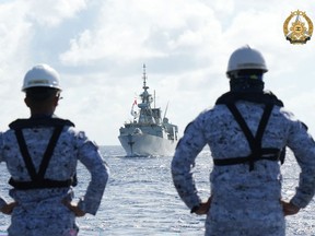 Cette photo prise le 7 août 2024 et diffusée par les Forces armées des Philippines (AFP) montre des marins philippins observant le NCSM Montréal du Canada pendant l'activité de coopération maritime multilatérale (MMCA) menée conjointement par les Philippines, les États-Unis, le Canada et l'Australie dans les eaux contestées de la mer de Chine méridionale. Les Philippines, les États-Unis, l'Australie et le Canada ont lancé le 6 août deux jours d'exercices navals et aériens conjoints en mer de Chine méridionale, selon un communiqué conjoint, alors que Pékin fait valoir ses revendications territoriales sur ces eaux stratégiques.