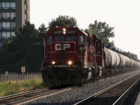 Un train du CP traverse la gare Go de Cooksville après la reprise d'un arrêt de travail ferroviaire à l'échelle nationale à Mississauga, en Ontario, le lundi 26 août 2024. Le syndicat représentant des milliers de cheminots fait appel de la décision du gouvernement fédéral de mettre fin à une fermeture ferroviaire qui a interrompu le trafic de marchandises et les navetteurs à travers le pays.