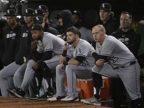 Les joueurs des White Sox de Chicago réagissent depuis l'abri lors de la huitième manche d'un match de baseball contre les Athletics d'Oakland.