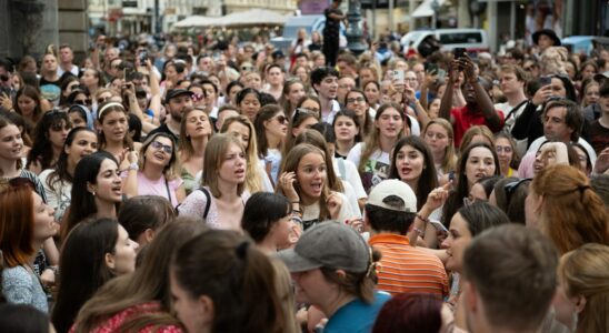 Les fans de Taylor Swift chantent dans les rues de Vienne après l'annulation du concert de la tournée Eras : « Les Swifties sont résilients » Plus de Variety Les plus populaires À lire absolument Inscrivez-vous aux newsletters de Variety Plus de nos marques