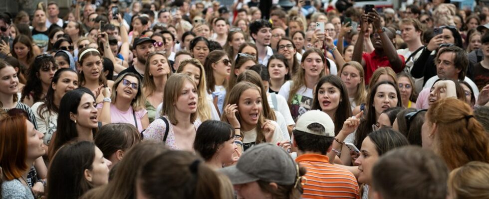 Les fans de Taylor Swift chantent dans les rues de Vienne après l'annulation du concert de la tournée Eras : « Les Swifties sont résilients » Plus de Variety Les plus populaires À lire absolument Inscrivez-vous aux newsletters de Variety Plus de nos marques