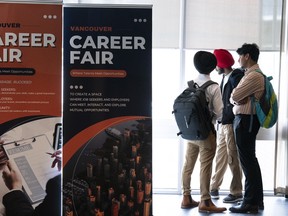 Les participants attendent le début d'un salon de l'emploi à Burnaby, en Colombie-Britannique