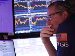 Les traders travaillent sur le parquet de la Bourse de New York pendant les échanges de l'après-midi à New York.