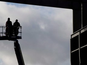 Des ouvriers photographiés au chantier naval de Vancouver