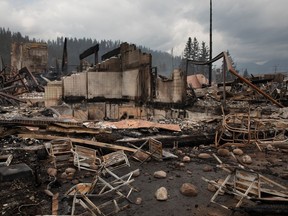 Les vestiges d'hôtels à Jasper, en Alberta, le 26 juillet 2024. Les feux de forêt qui empiètent sur le lotissement urbain de Jasper ont forcé l'évacuation du parc national et ont détruit plus de 300 des quelque 1 100 structures de la ville, affectant principalement les zones résidentielles. Selon l'administration de la ville, la valeur des propriétés perdues lors de l'incendie du mois dernier à Jasper, en Alberta, est estimée à 283 millions de dollars.