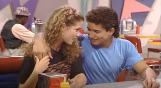 Jessie and Slater looking at each other on Saved by the Bell.