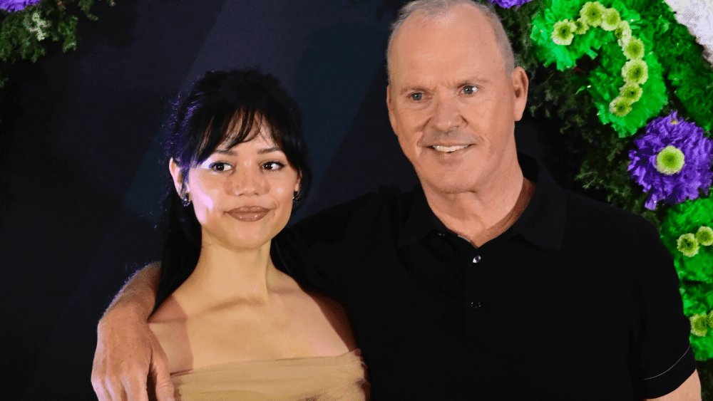 Michael Keaton s'est faufilé derrière Jenna Ortega dans le rôle de Beetlejuice et l'a effrayée avant même qu'ils ne se rencontrent : « Il avait des moisissures qui se décollaient de son visage » Plus de Variety Les plus populaires À lire absolument Inscrivez-vous aux newsletters de Variety Plus de nos marques
	
	
