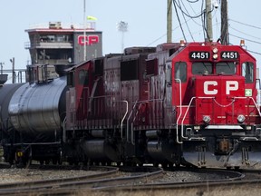 Une locomotive du Canadien Pacifique est présentée dans la gare principale du CP Rail à Toronto.