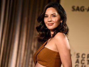 Olivia Munn est en partie responsable des drames familiaux d’Aaron Rodgers, selon un livre