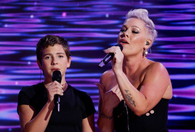 Pink et sa fille Willow se produisent à la convention nationale démocrate [VIDEO]