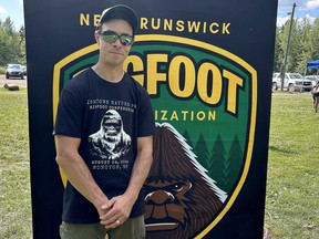 Tyler Paul, organisateur de la Conférence Bigfoot du Nouveau-Brunswick, pose pour une photo au parc naturel d'Irishtown à Moncton, au Nouveau-Brunswick, le samedi 24 août 2024, pour participer à une conférence Bigfoot.