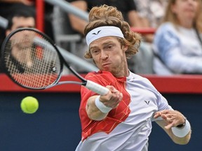 Andrey Rublev, de Russie, joue un coup contre Matteo Arnaldi, d'Italie, lors de leur match de demi-finale au tournoi de tennis Open Banque Nationale à Montréal, le dimanche 11 août 2024.