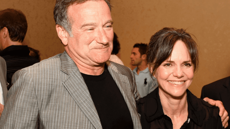 Sally Field révèle que Robin Williams a modifié l'ordre de tournage de « Mrs. Doubtfire » pour pouvoir quitter le plateau après la mort de son père : « Il était très sensible et intuitif » Plus de Variety Les plus populaires À lire absolument Inscrivez-vous aux newsletters de Variety Plus de nos marques
	
	
