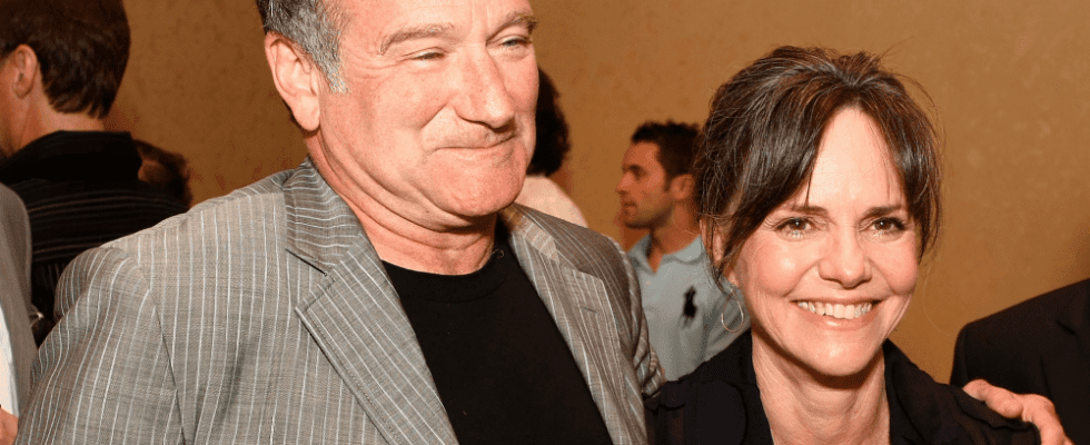 Sally Field révèle que Robin Williams a modifié l'ordre de tournage de « Mrs. Doubtfire » pour pouvoir quitter le plateau après la mort de son père : « Il était très sensible et intuitif » Plus de Variety Les plus populaires À lire absolument Inscrivez-vous aux newsletters de Variety Plus de nos marques