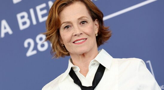 Sigourney Weaver fond en larmes à Venise après qu'un journaliste a lié Ripley d'Alien à Kamala Harris : « Penser que mon travail aurait quelque chose à voir avec son ascension me rend heureuse »