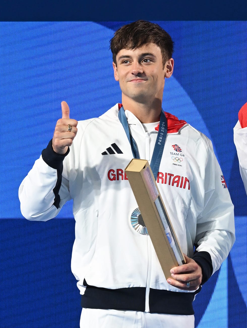 Tom Daley lève le pouce avec sa médaille d'argent aux Jeux olympiques de Paris 2024