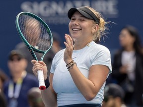 Amanda Anisimova célèbre sa victoire sur Emma Navarro en demi-finale à l'Open Banque Nationale de Toronto, le dimanche 11 août 2024.