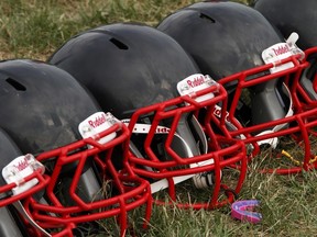 Des casques de football sont présentés sur un terrain.