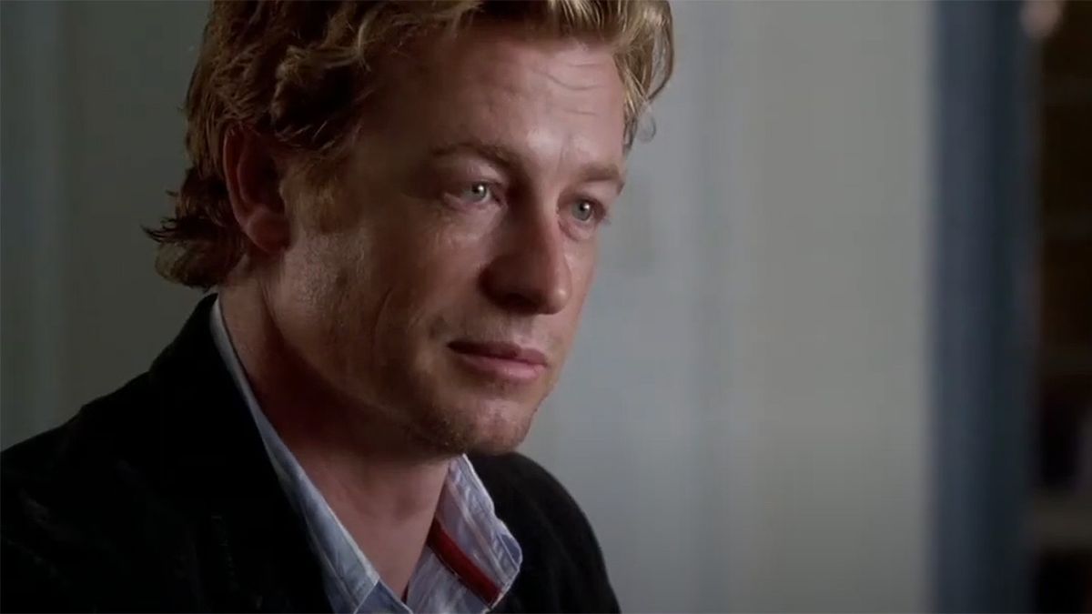 Simon Baker in episode of The Mentalist helping get info out of suspect.