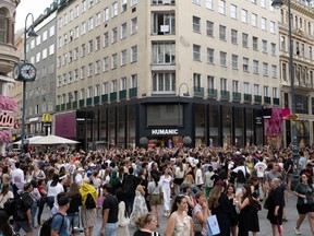 Les fans de Taylor Swift chantent ensemble sur la Stephansplatz le 8 août 2024 à Vienne, en Autriche.