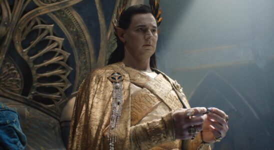 Benjamin Walker as High King Gil-galad holding something small and looking up in Rings of Power.