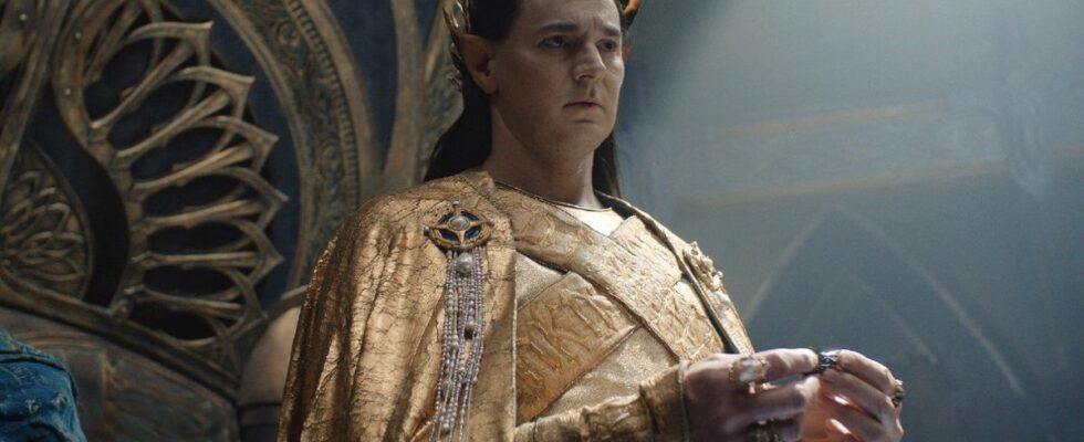 Benjamin Walker as High King Gil-galad holding something small and looking up in Rings of Power.