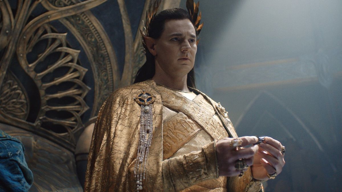 Benjamin Walker as High King Gil-galad holding something small and looking up in Rings of Power.