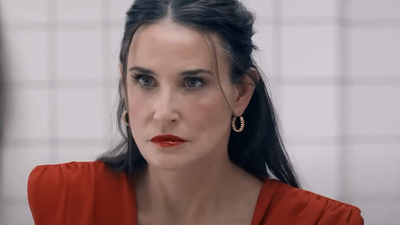 Demi Moore a l'air ferme dans sa robe rouge The Substance