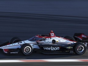 Will Power conduit lors d'une course automobile IndyCar le samedi 17 août 2024, au World Wide Technology Raceway à Madison, Illinois.