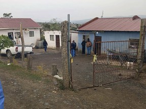 Cette photo fournie par les services de police sud-africains (SAPS) montre la scène où 17 personnes ont été tuées dans deux fusillades de masse vendredi soir à Lusikisiki, en Afrique du Sud.