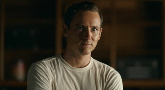 Lewis Pullman in a while T-shirt in Lessons in Chemistry