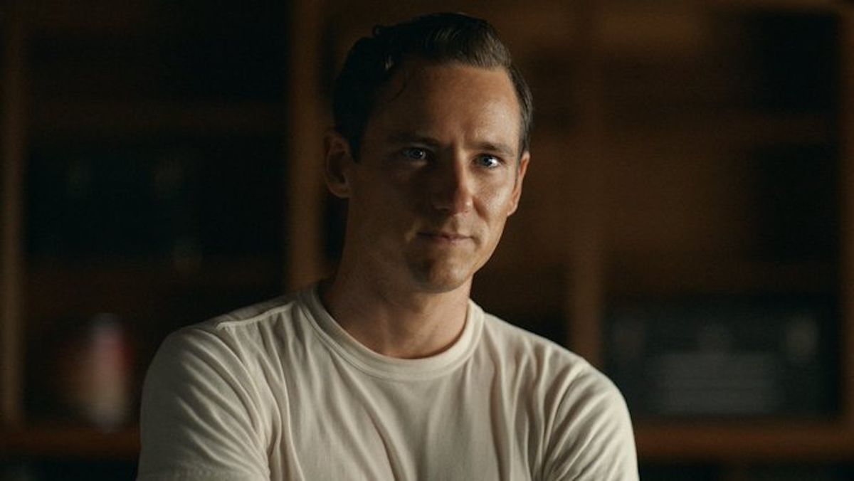 Lewis Pullman in a while T-shirt in Lessons in Chemistry