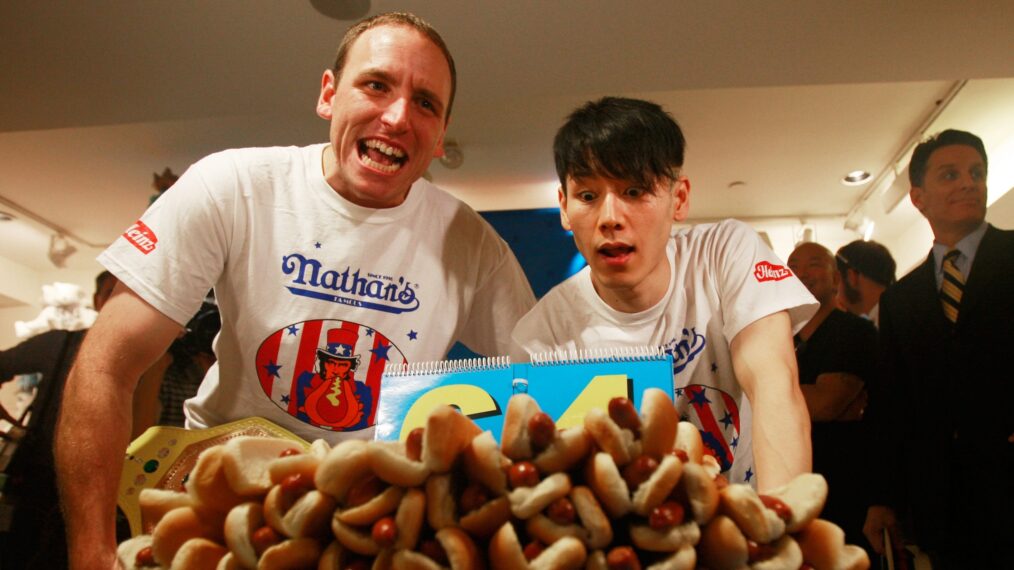 Joey Chestnut et Takeru Kobayashi au concours de dégustation de hot-dogs de Nathan en 2009