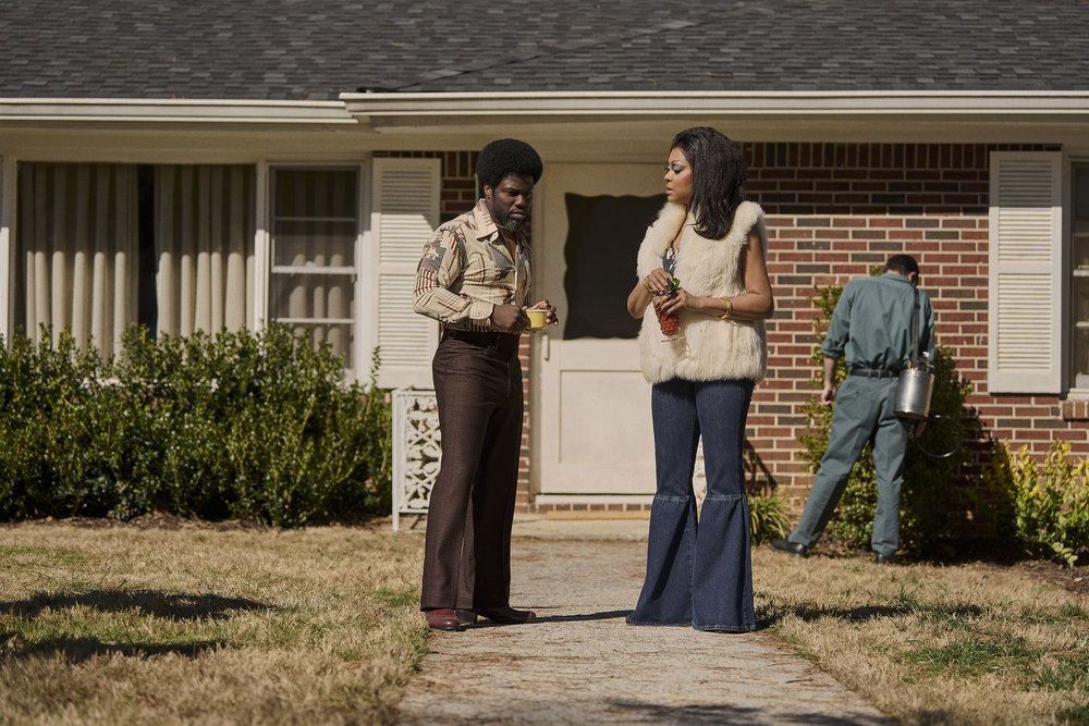 FIGHT NIGHT : LE BRAQUAGE À UN MILLION DE DOLLARS -- Épisode 102 -- Sur la photo : (de g. à d.) Kevin Hart dans le rôle de Gordon "Homme-poulet" Williams, Tariji P.Henson dans le rôle de Vivian Thomas -- (Photo de : Parrish Lewis/PEACOCK)