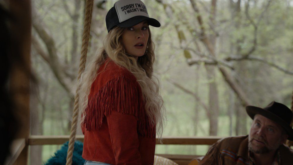 Dans « The Easy Kind », la favorite de la musique country Elizabeth Cook joue son propre rôle — ou le fait-elle ? — dans un docu-fiction qui fait la différence
	
	
