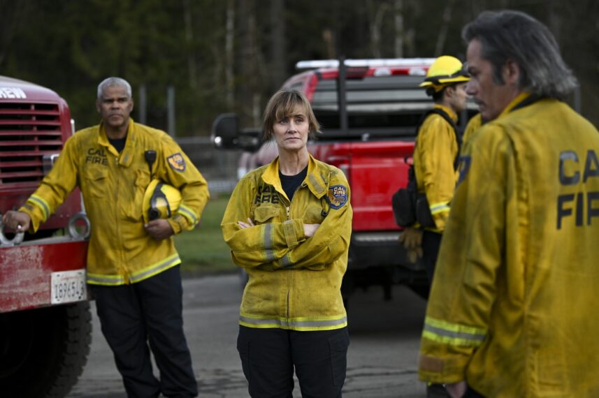 Diane Farr dans le rôle de Sharon Leone dans l'épisode 9 de la saison 2 de « Fire Country » "Pas d'avenir, pas de conséquences"