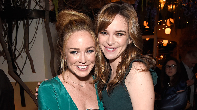 Caity Lotz et Danielle Panabaker souriant