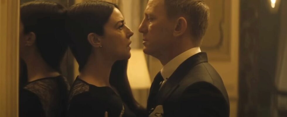 Daniel Craig holds Monica Bellucci against a wall in Spectre.