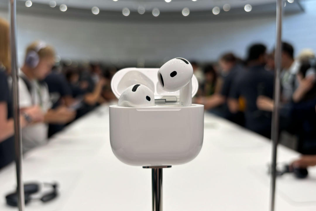 Photo de prise en main des AirPods 4