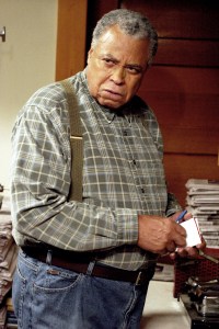 EVERWOOD, James Earl Jones, « Three Miners From Everwood », (saison 2, épisodes #207), 2002-2006, photo : Justin Lubin, © Warner Bros. / Avec l'aimable autorisation de : Everett Collection