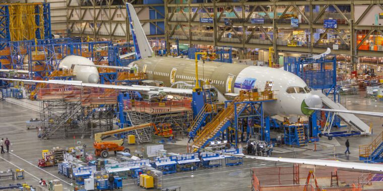 Pour éviter une grève, Boeing promet une augmentation de salaire de 25 % et de construire son prochain avion à Seattle