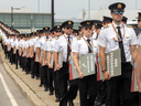 Des pilotes d'Air Canada en congé organisent un piquet d'information silencieux devant l'aéroport international Pierre-Elliott-Trudeau de Montréal, le mardi 27 août 2024.