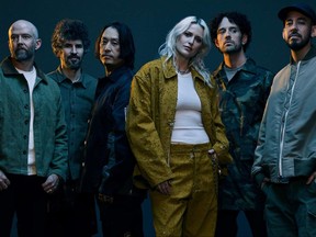 Linkin Park est de retour avec une nouvelle co-chanteuse, Emily Armstrong, sept ans après le suicide du leader du groupe Chester Bennington.