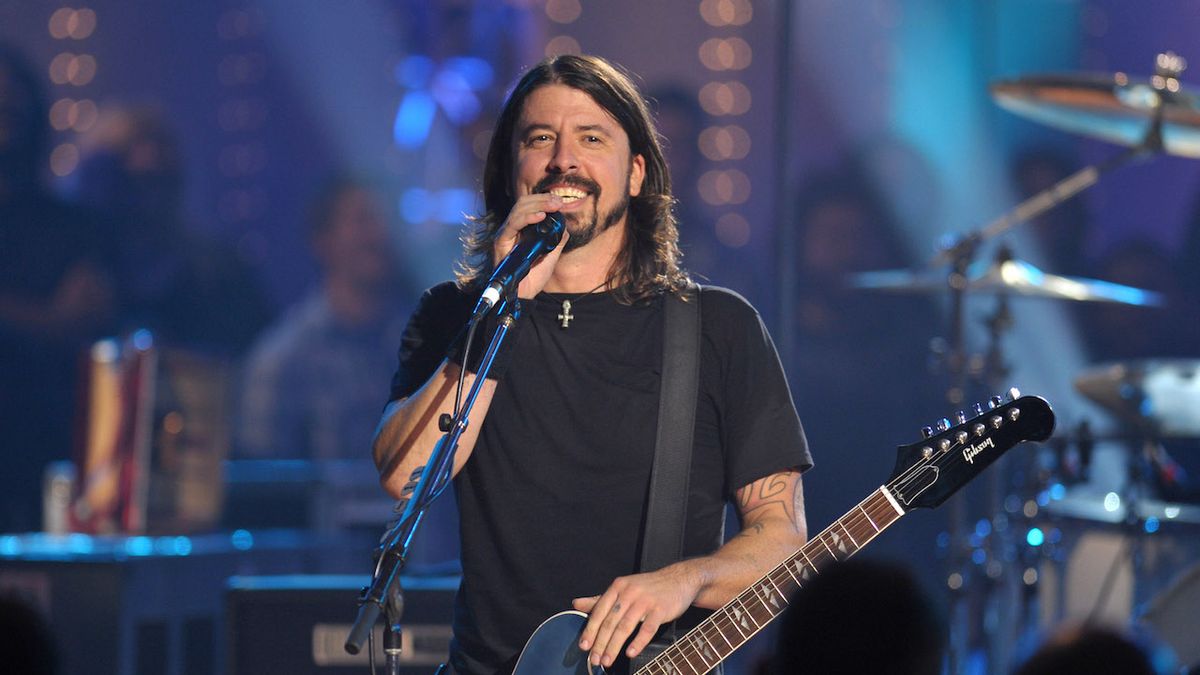 Dave Grohl perfroming in 2009