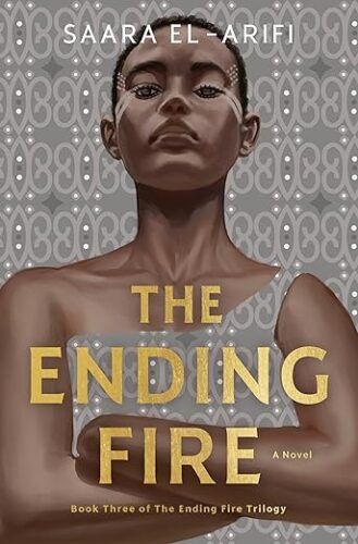 couverture de The Ending Fire de Saara El-Arifi ; illustration d'une jeune personne noire aux cheveux courts, avec des décorations de peinture blanche sur le visage et un haut argenté